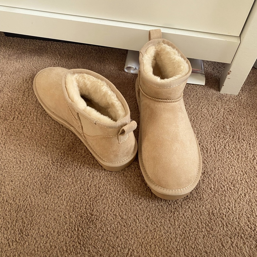Never worn women’s short comfy boots